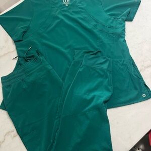 Barco One Women's Jade Green Scrubs TWO PIECES Top 2 XL bottoms XL jogger